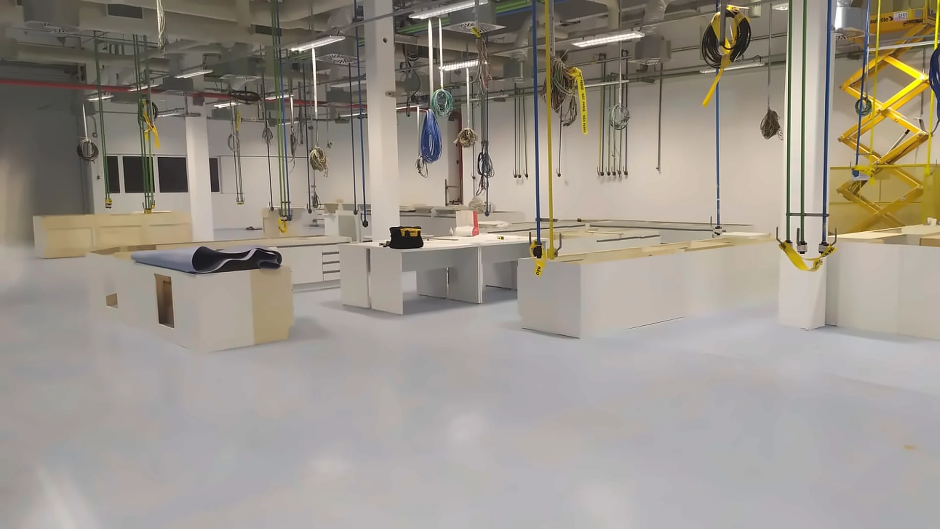 Grande laboratório em fase de instalação de bancadas